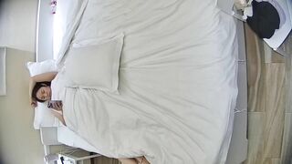 公寓酒店 12-15 少妇一边吃饭一边用脚摩挲男人鸡巴 饭没吃完就上了床 翘起的屁股 露出的阴毛 谁不硬2