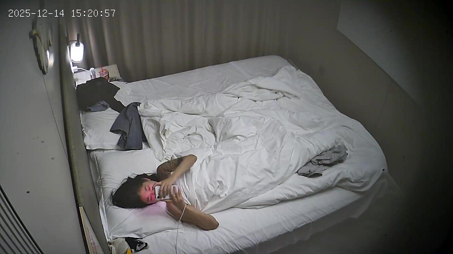 12-14流出酒店偷拍 校园甜美JK裙啪啪后喜欢裸奔展示美丽的纹身裸着袒胸露乳的玩手机0