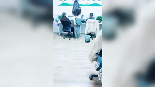 美女办公室【晚安樊樊】后面两个同事在上班她跳蛋胆子是真大