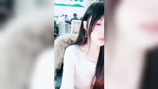 美女办公室【晚安樊樊】后面两个同事在上班她跳蛋胆子是真大