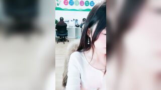 美女办公室【晚安樊樊】后面两个同事在上班她跳蛋胆子是真大