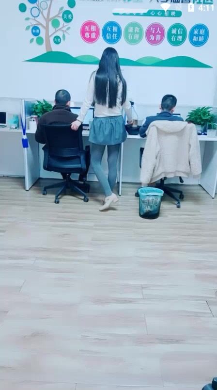 美女办公室【晚安樊樊】后面两个同事在上班她跳蛋胆子是真大