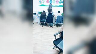 美女办公室【晚安樊樊】后面两个同事在上班她跳蛋胆子是真大0