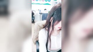 美女办公室【晚安樊樊】后面两个同事在上班她跳蛋胆子是真大1