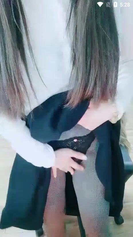 美女办公室【晚安樊樊】后面两个同事在上班她跳蛋胆子是真大1