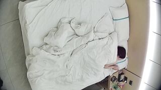 12-13新流出酒店偷拍 腰细腿长粉雕玉琢女友上位骑乘姿势超级风骚0