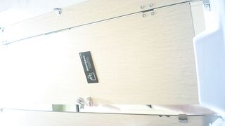 商场女厕全景偷拍不穿内裤的短裙美女 把裙子往边上一趴拉就开尿