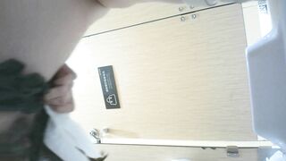 商场女厕全景偷拍不穿内裤的短裙美女 把裙子往边上一趴拉就开尿