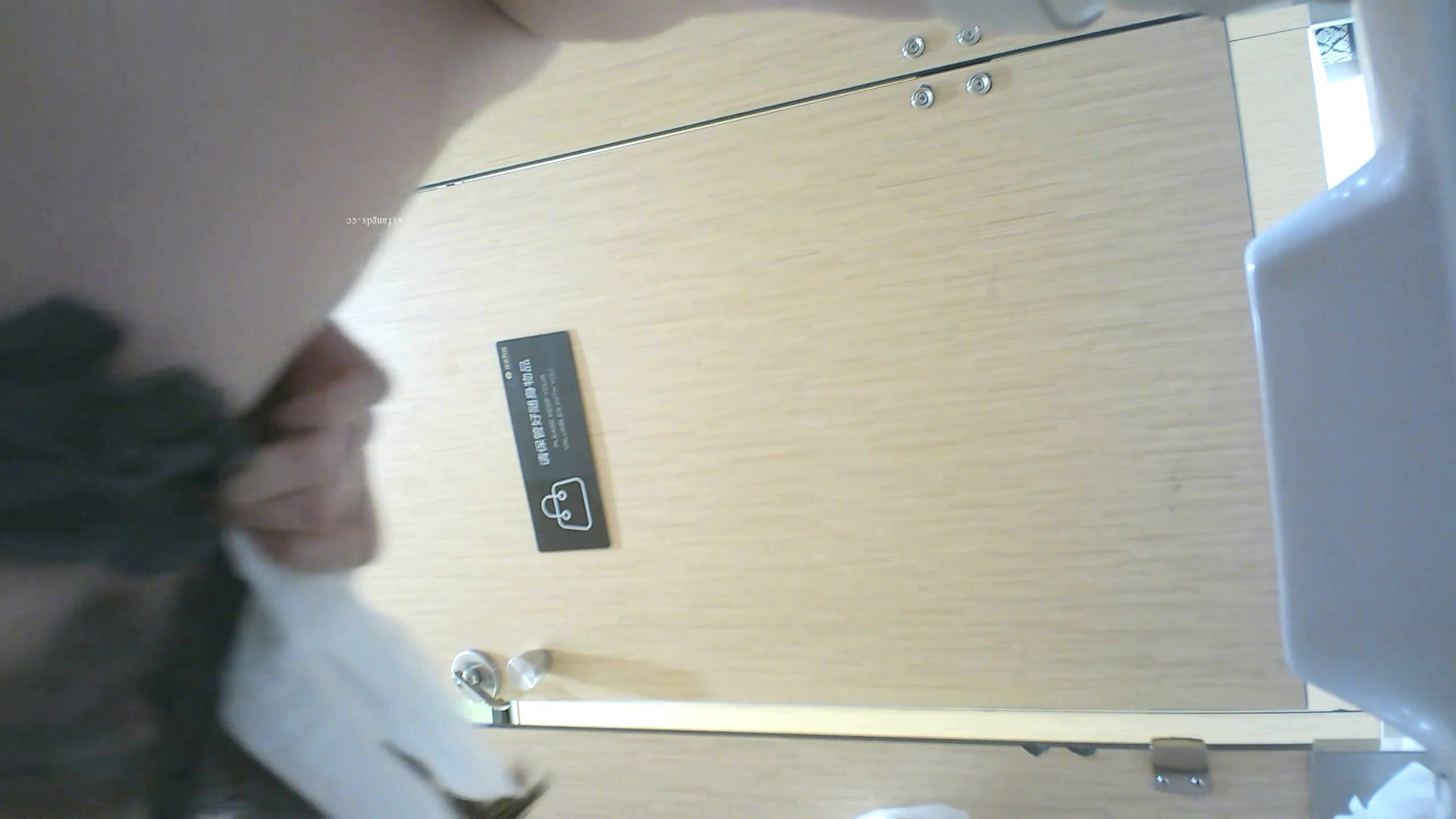 商场女厕全景偷拍不穿内裤的短裙美女 把裙子往边上一趴拉就开尿