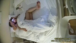 12-16流出酒店偷拍连续几天入住年轻情侣爱喝酒的呆萌美女宿醉未醒裸奔吵架崩溃大哭完整版9