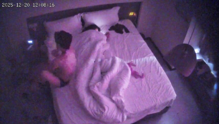 12-20流出酒店上帝视角偷拍 身材苗条的美女被年轻小伙后入床边前操搞完妹子去洗澡拿她的内裤套头0