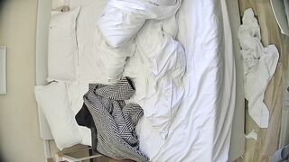 12-16流出酒店偷拍连续几天入住年轻情侣爱喝酒的呆萌美女宿醉未醒裸奔吵架崩溃大哭完整版10