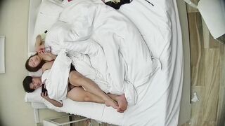 12-16流出酒店偷拍连续几天入住年轻情侣爱喝酒的呆萌美女宿醉未醒裸奔吵架崩溃大哭完整版11