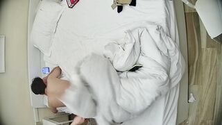 12-16流出酒店偷拍连续几天入住年轻情侣爱喝酒的呆萌美女宿醉未醒裸奔吵架崩溃大哭完整版11