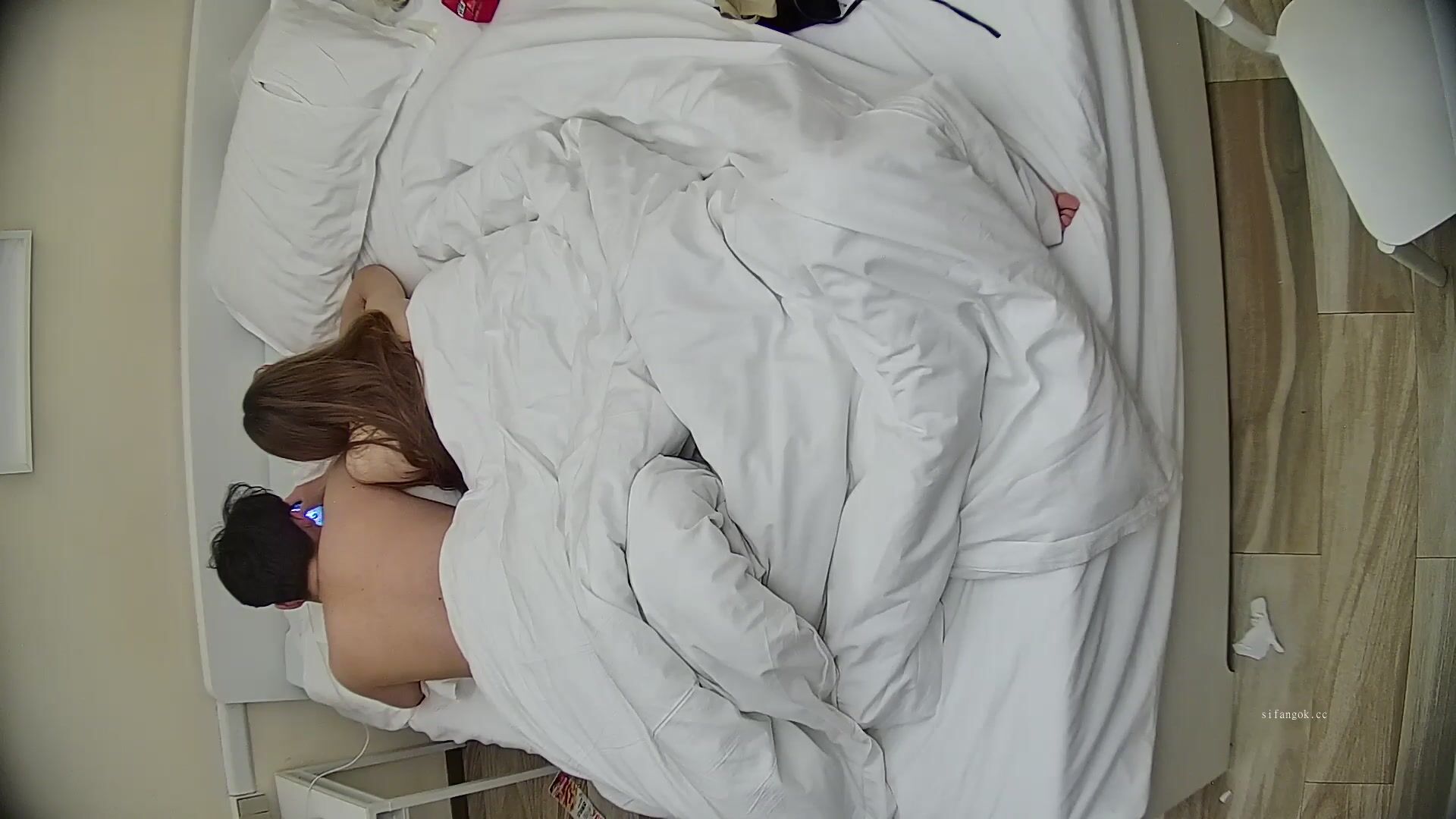 12-16流出酒店偷拍连续几天入住年轻情侣爱喝酒的呆萌美女宿醉未醒裸奔吵架崩溃大哭完整版11