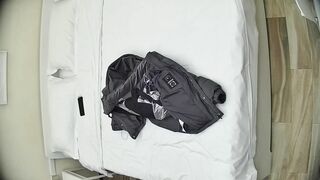 12-16流出酒店偷拍连续几天入住年轻情侣爱喝酒的呆萌美女宿醉未醒裸奔吵架崩溃大哭完整版12