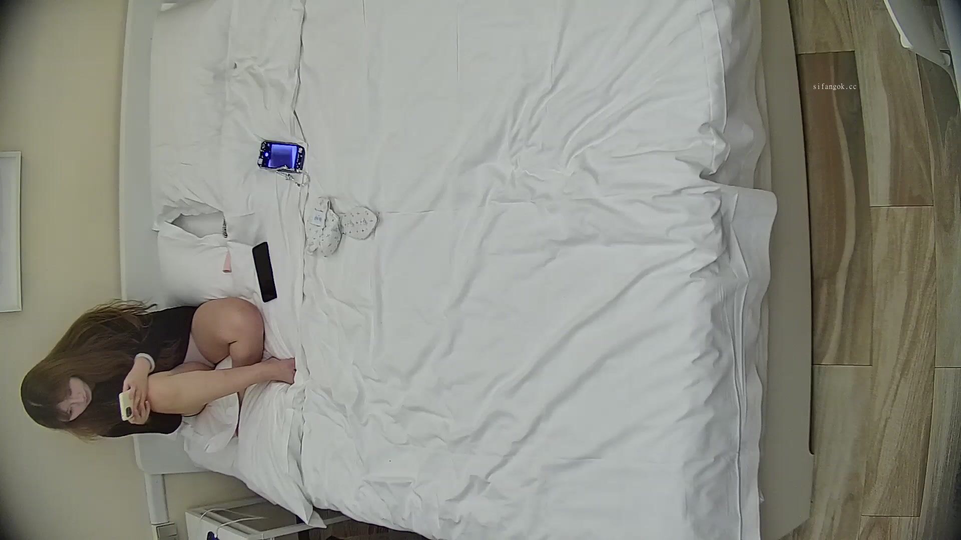 12-16流出酒店偷拍连续几天入住年轻情侣爱喝酒的呆萌美女宿醉未醒裸奔吵架崩溃大哭完整版12