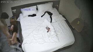12-20流出酒店上帝视角偷拍 身材苗条的美女被年轻小伙后入床边前操搞完妹子去洗澡拿她的内裤套头2