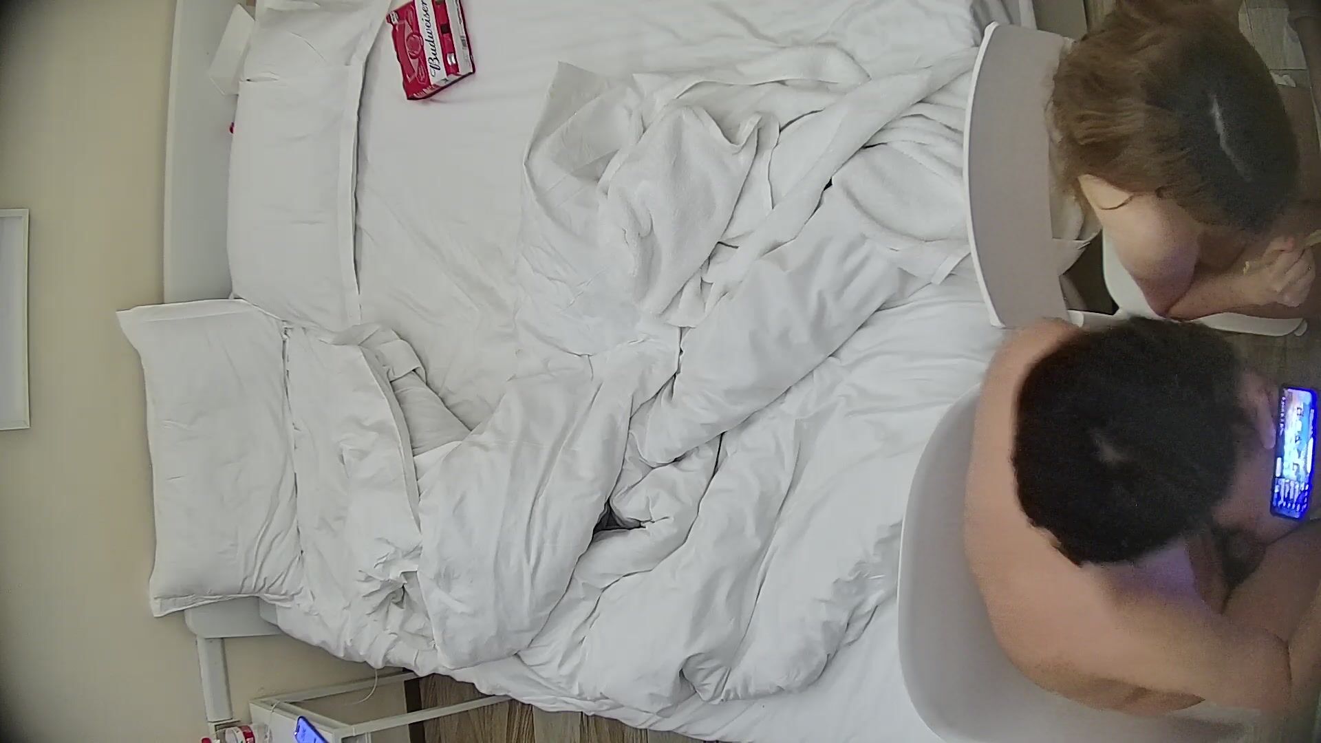 12-16流出酒店偷拍连续几天入住年轻情侣爱喝酒的呆萌美女宿醉未醒裸奔吵架崩溃大哭完整版