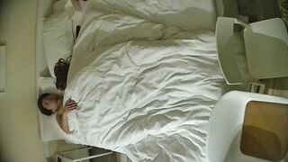 12-16流出酒店偷拍连续几天入住年轻情侣爱喝酒的呆萌美女宿醉未醒裸奔吵架崩溃大哭完整版0