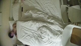 12-16流出酒店偷拍连续几天入住年轻情侣爱喝酒的呆萌美女宿醉未醒裸奔吵架崩溃大哭完整版0