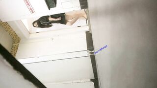 精品厕拍，坑神藏身女厕隔板缝连续偷拍多位美女小少妇方便，脸穴同框，有极品