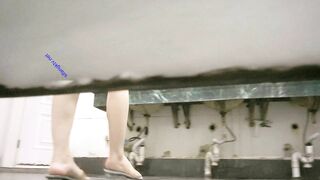 精品厕拍，坑神藏身女厕隔板缝连续偷拍多位美女小少妇方便，脸穴同框，有极品