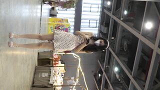 推荐 抄底【身高170眼镜少妇不穿内裤】腿型完美，逼毛浓密，阴户紧实，小阴唇好诱人，眼镜鸡就是骚