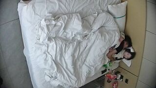 12-13新流出酒店偷拍 腰细腿长粉雕玉琢女友上位骑乘姿势超级风骚00