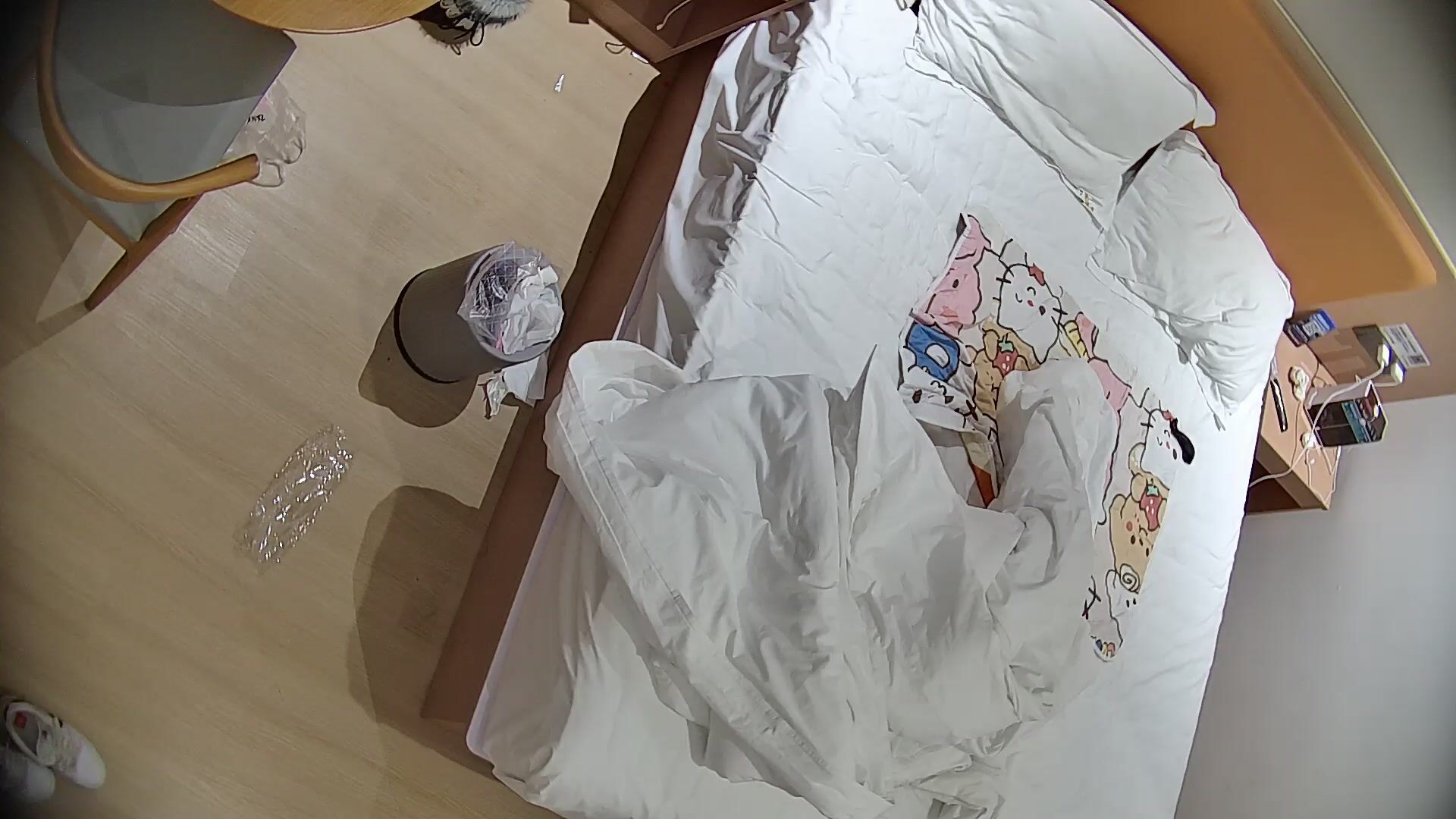 12-21流出酒店偷拍 可爱婴儿肥甜妹进入房间就勤快的铺好垫子准备挨屌健壮男友临走试戴文胸