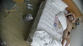 12-21流出酒店偷拍 可爱婴儿肥甜妹进入房间就勤快的铺好垫子准备挨屌健壮男友临走试戴文胸0