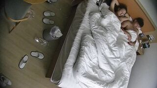 12-21流出酒店偷拍 可爱婴儿肥甜妹进入房间就勤快的铺好垫子准备挨屌健壮男友临走试戴文胸0