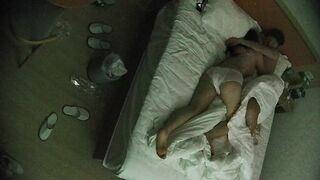 12-21流出酒店偷拍 可爱婴儿肥甜妹进入房间就勤快的铺好垫子准备挨屌健壮男友临走试戴文胸0