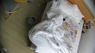 12-21流出酒店偷拍 可爱婴儿肥甜妹进入房间就勤快的铺好垫子准备挨屌健壮男友临走试戴文胸1