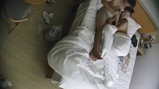 12-21流出酒店偷拍 可爱婴儿肥甜妹进入房间就勤快的铺好垫子准备挨屌健壮男友临走试戴文胸1