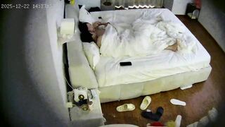 12-23流出酒店偷拍 连续三天入住的年轻情侣甜美白嫩女友吃不够总想拽开男友内裤上位操