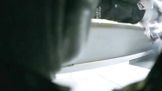 十二月流出新系列❤️夜总会酒吧女厕后拍各种黑丝高跟 美女如云闺蜜憋不住面对面蹲着一块尿