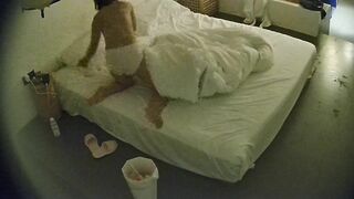 大学城 12-24 饥渴的学生情侣提前出来开房过平安夜 吃Apple要挨炮 进来没有多余的动作 洗澡操逼