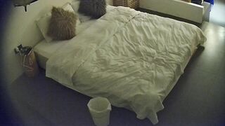 大学城 12-24 饥渴的学生情侣提前出来开房过平安夜 吃Apple要挨炮 进来没有多余的动作 洗澡操逼0