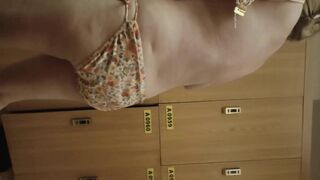 十二月最新女主播【少女时代】 潜入温泉洗浴中心更衣室偷拍侧脸酷似杨幂的美女身材太好了还有俄罗斯美女