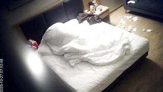 12-28流出天眼酒店偷拍 高冷反差婊圣诞跨年被男友操无毛二天二夜 完整版