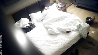 12-28流出天眼酒店偷拍 高冷反差婊圣诞跨年被男友操无毛二天二夜 完整版1