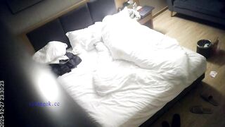 12-28流出天眼酒店偷拍 高冷反差婊圣诞跨年被男友操无毛二天二夜 完整版1