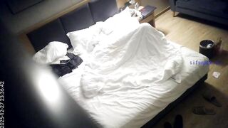 12-28流出天眼酒店偷拍 高冷反差婊圣诞跨年被男友操无毛二天二夜 完整版1