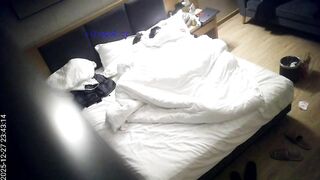 12-28流出天眼酒店偷拍 高冷反差婊圣诞跨年被男友操无毛二天二夜 完整版1