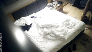 12-28流出天眼酒店偷拍 高冷反差婊圣诞跨年被男友操无毛二天二夜 完整版0