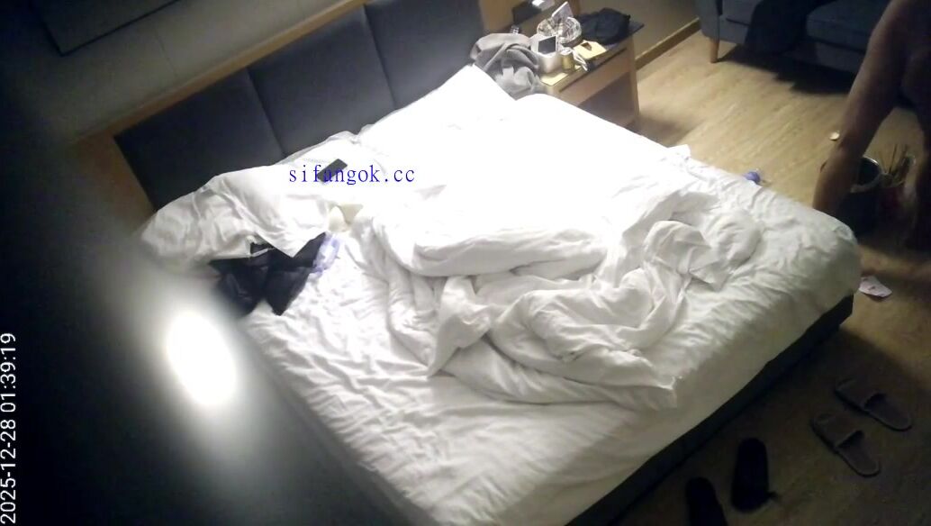 12-28流出天眼酒店偷拍 高冷反差婊圣诞跨年被男友操无毛二天二夜 完整版0