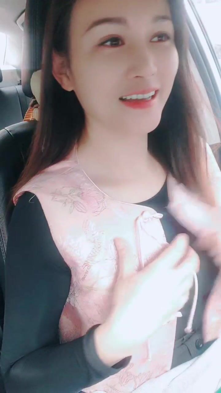 【露出勾引】：超骚女司机【不知天地】勾引乘客口交车震 野战 开房 超级骚，身材巨色，各种勾引乘客车震