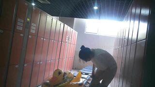 ❤️精品推薦❤️國内【水上樂園】換衣間沐浴區近景偷拍合集第2季17V 美女如雲淋浴換衣好身材一覽無餘111