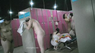 ❤️精品推薦❤️國内【水上樂園】換衣間沐浴區近景偷拍合集第2季17V 美女如雲淋浴換衣好身材一覽無餘112